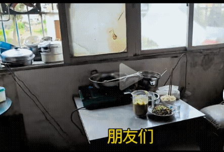 今天刷到一个视频，一个脑出血大爷照顾自己的老伴视频。

他自己还有后遗症，还得照