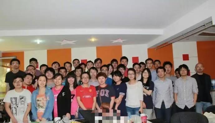 来看看十年前的一张旧照：张一鸣和字节跳动的初始团队们在公司门口的合影，现在照片里