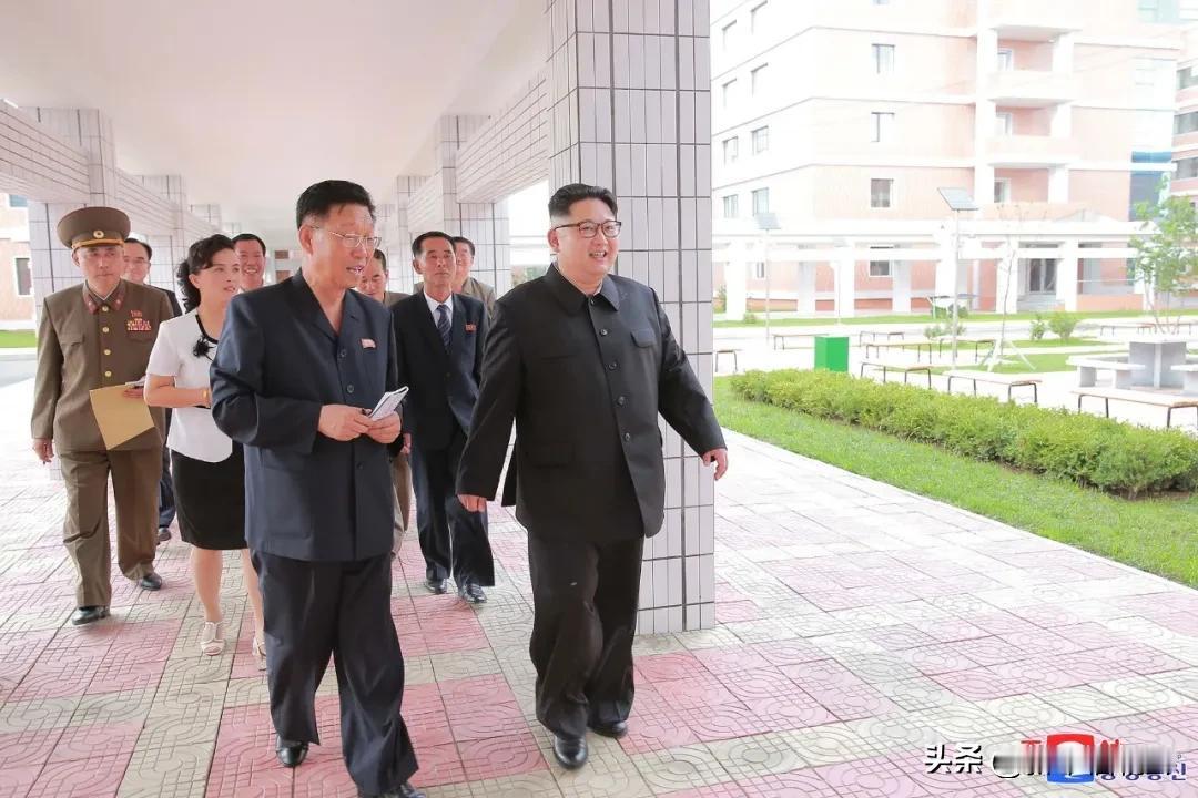 首富

常言道，最不幸的孩子就是失去父母的孤儿。
    但在我国，孤儿们在朝鲜