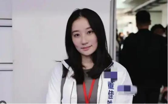 郑丽文率国民党 14 人代表团访陆，团队里最受关注的莫过于 30 岁的国际事务部