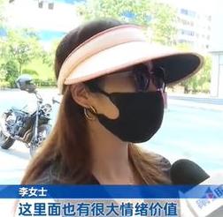 重庆，一女子去理发店做头发，发现理发师身材好有腹肌，忍不住伸手戳了戳。后来理发师
