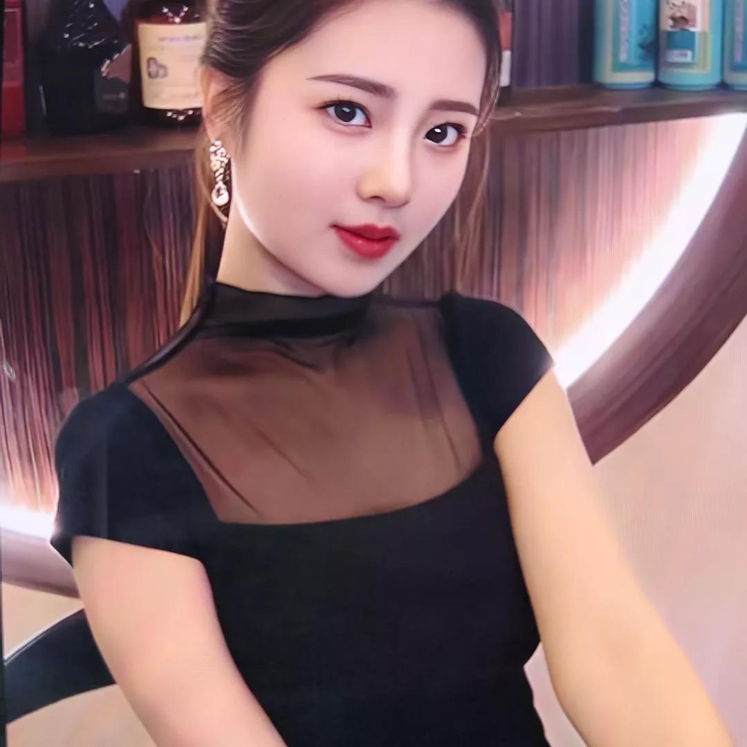 优雅黑裙，尽显迷人魅力！气质黑裙 气质黑裙搭配 气质吊带黑裙 轻奢时尚黑裙 气质