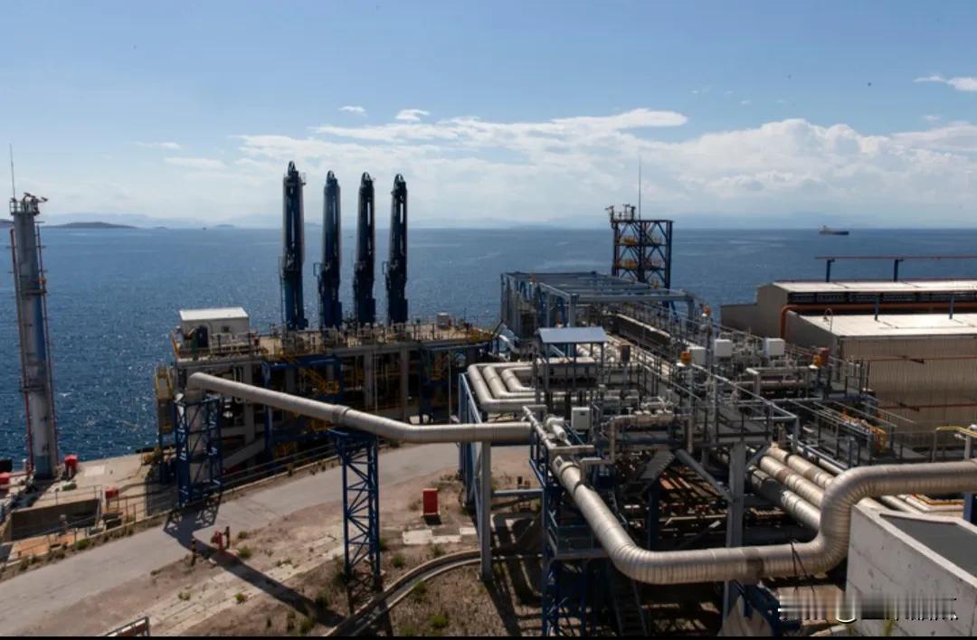 希腊偷着笑用俄罗斯LNG。俄罗斯媒体称，根据出口数据，在过去12个月，希腊进口了