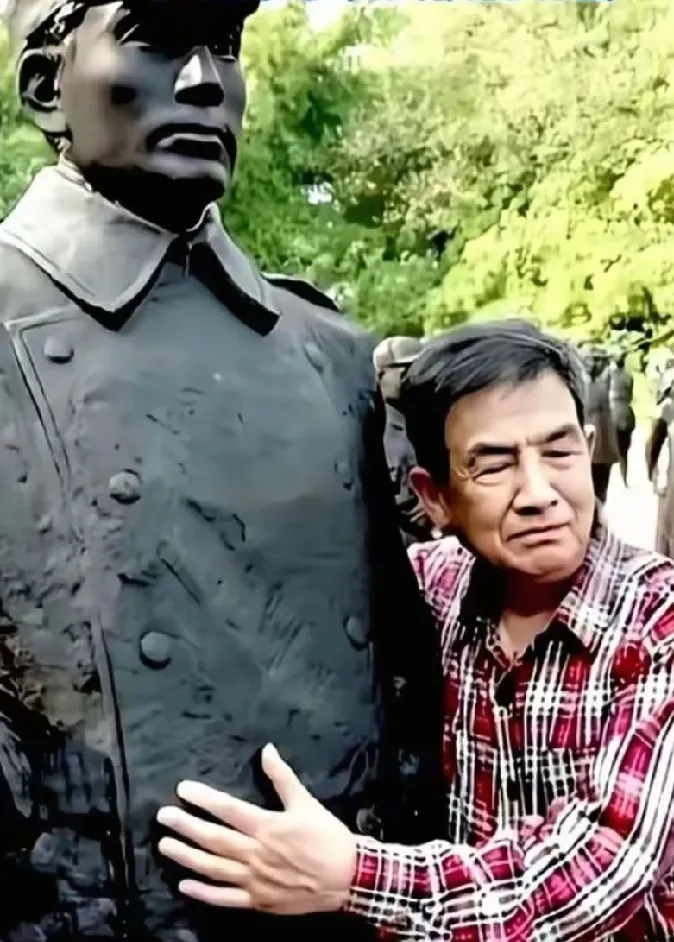 晚年的张居礼紧紧的抱着父亲张灵甫的铜像不愿离去时的一幕，他是张灵甫和原配妻子邢凤