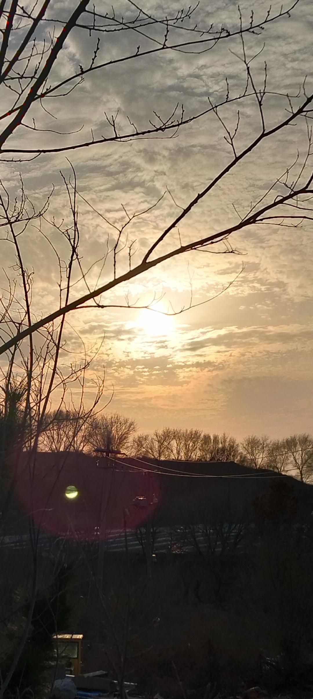 分享一张你最近随拍的照片夕阳无限好，只是近黄昏。夕阳西下，虽然壮观，夜幕却也马上