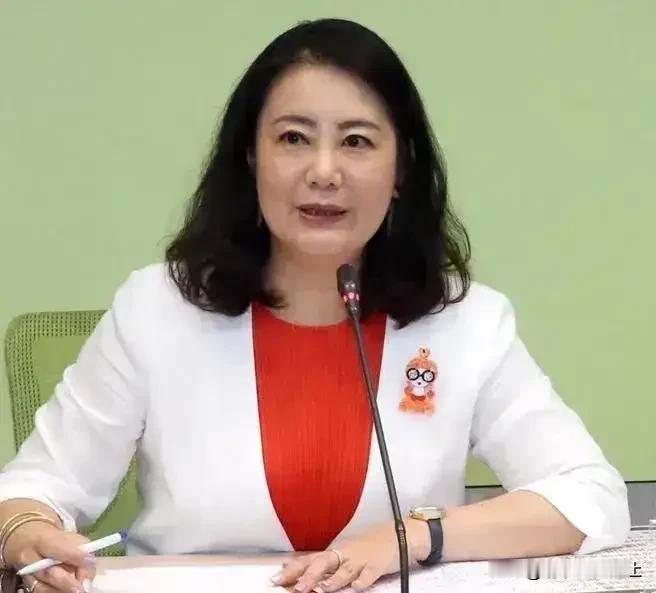 没有对比就没有伤害！

看看吴思瑶与翁晓玲的对比吧！

同样作为台岛“立法院立委