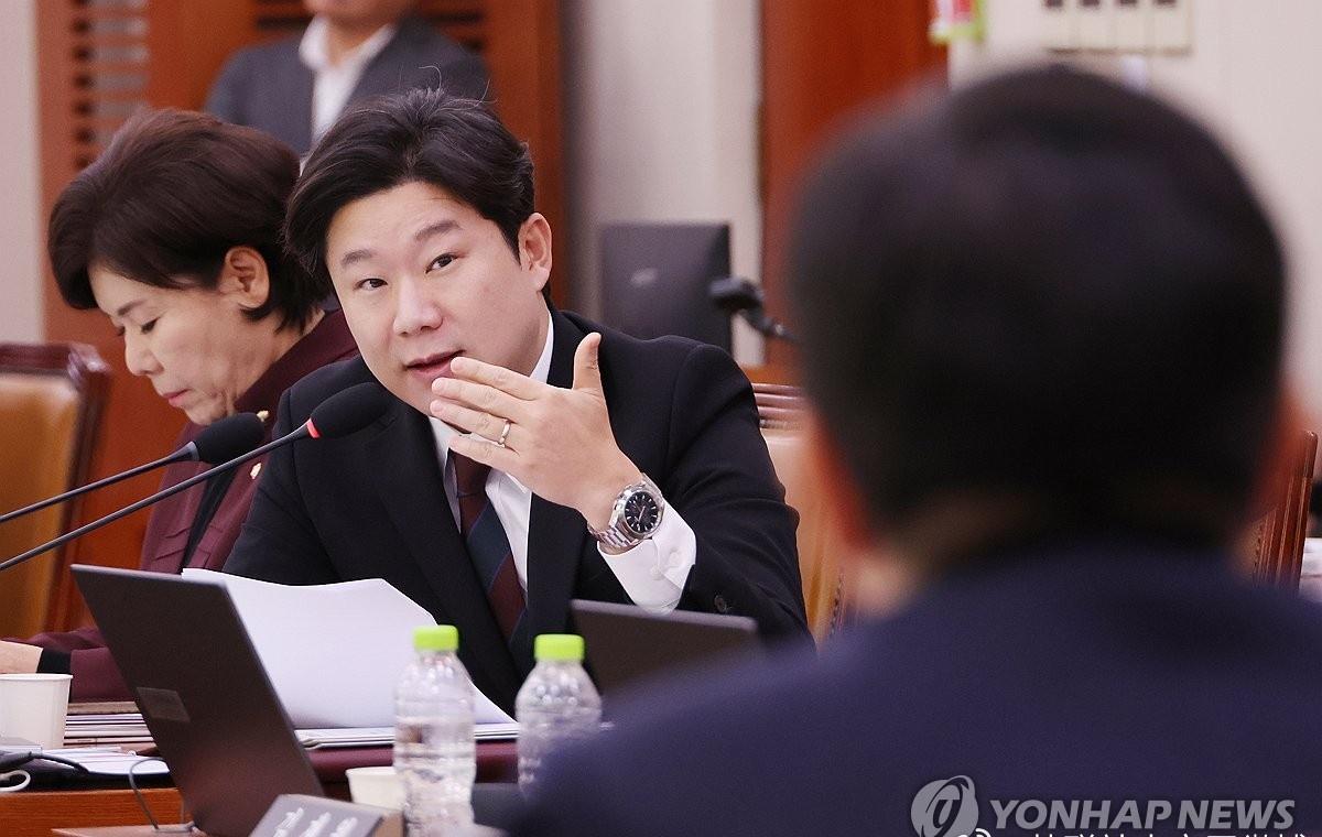 【统计：去年在韩落网外籍犯罪嫌疑人中中国人近半】 韩国国会文化体育观光委员会所属