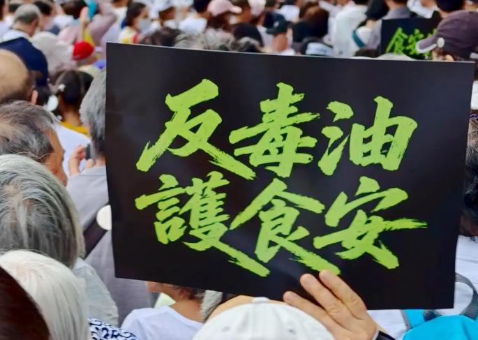 台湾人有骨气！

绝食抗议坚持了154个小时！
许多家长带着孩子参加。一对来自台