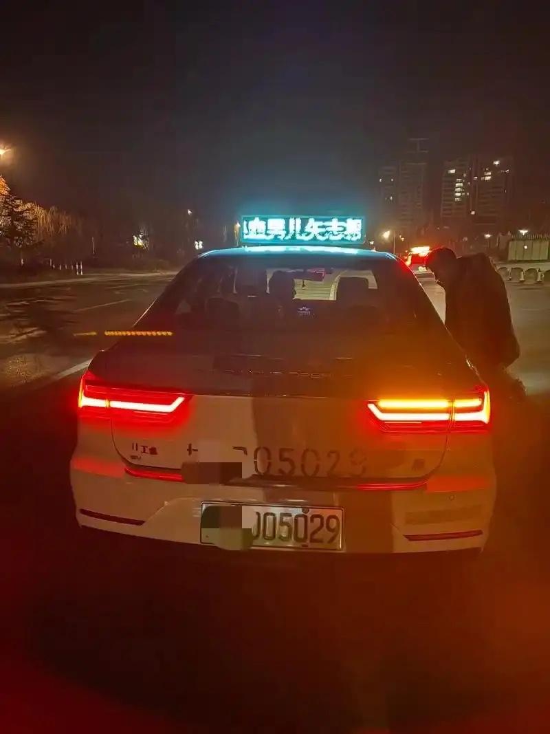 贵州，男孩晚上补课结束在路边打了一辆出租车回家，下车要付钱时却发现余额不足，男孩