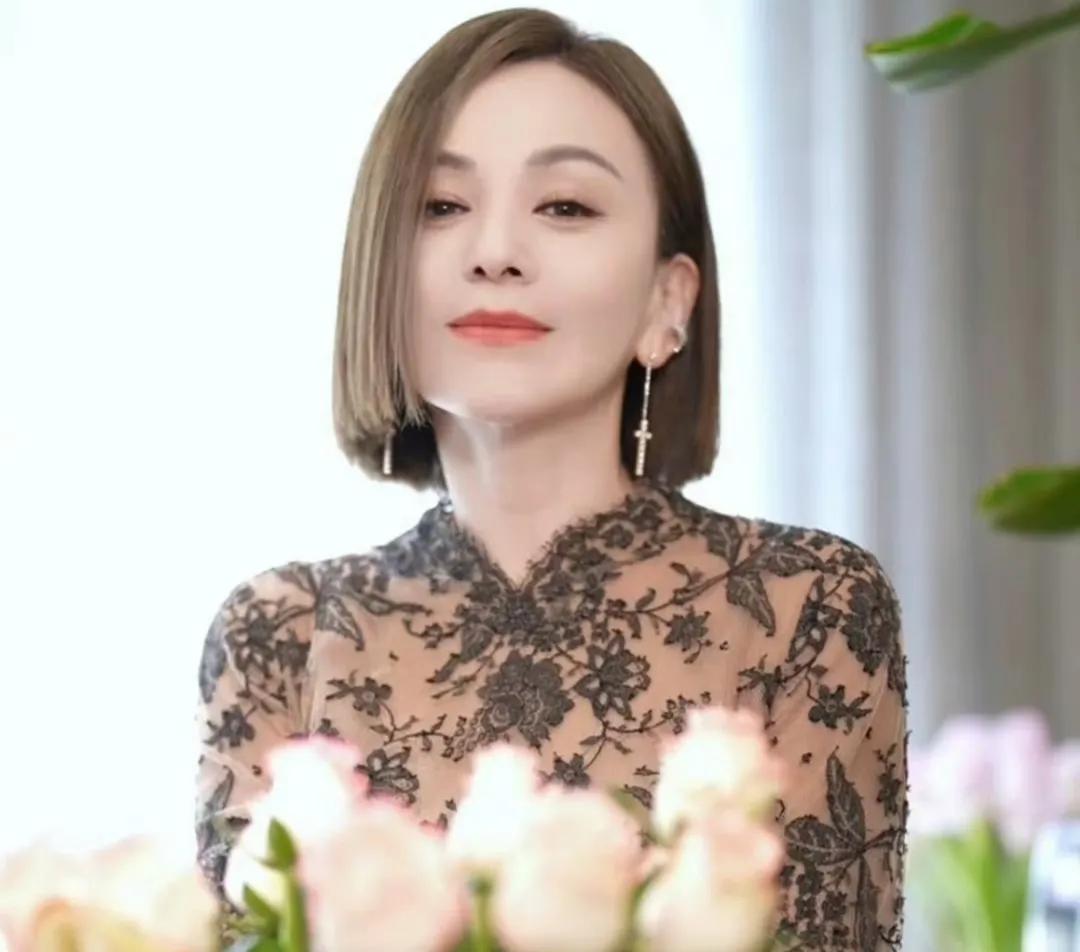 王琳被批与儿子相处方式太窒息， 这事儿看得我有点懵——一个礼拜打次电话，咋就成"