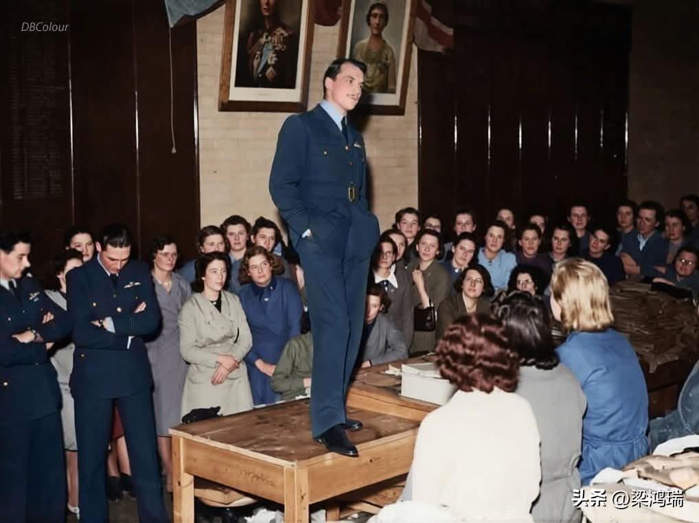 这张照片记录了第二次世界大战期间的一个感人瞬间。站在桌子上的男子是英国皇家空军（