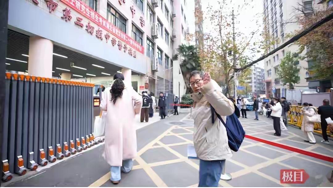 2026年考研考场外，55岁的赖海林格外惹眼。他的人生就像一部逆袭爽文：35岁成