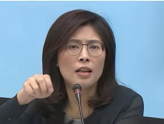 万万没想到，台湾省时事评论员郑丽文竟然抛出了这么犀利的问题！她问道：“如果有一天