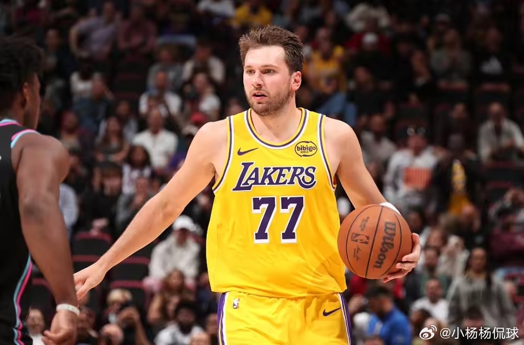 湖人战胜篮网湖人本赛季半场结束领先的比赛31胜2负，领跑全联盟NBA常规赛继续进