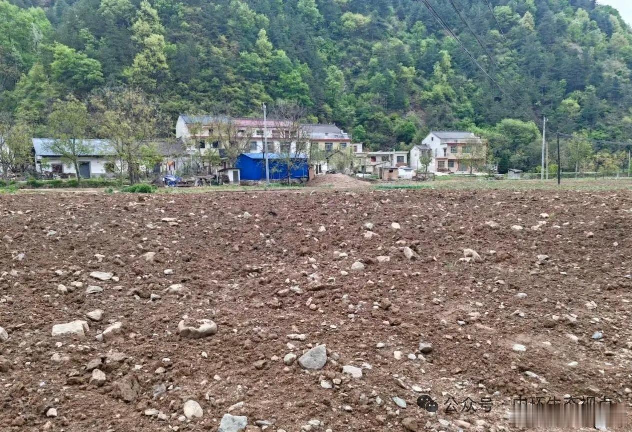 商洛：秦岭腹地农田被倾倒大量固废，拷问秦岭生态保护谁来担当？持续深入打好蓝天、碧