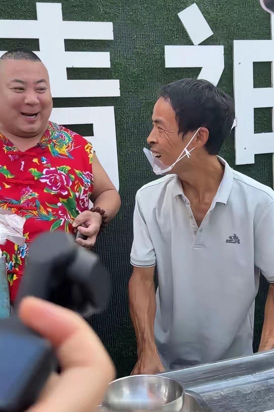 冒牌鸡排哥连人带车被劝返鸡排哥才是真正的人间清醒，他未来不考虑直播带货，直播的时