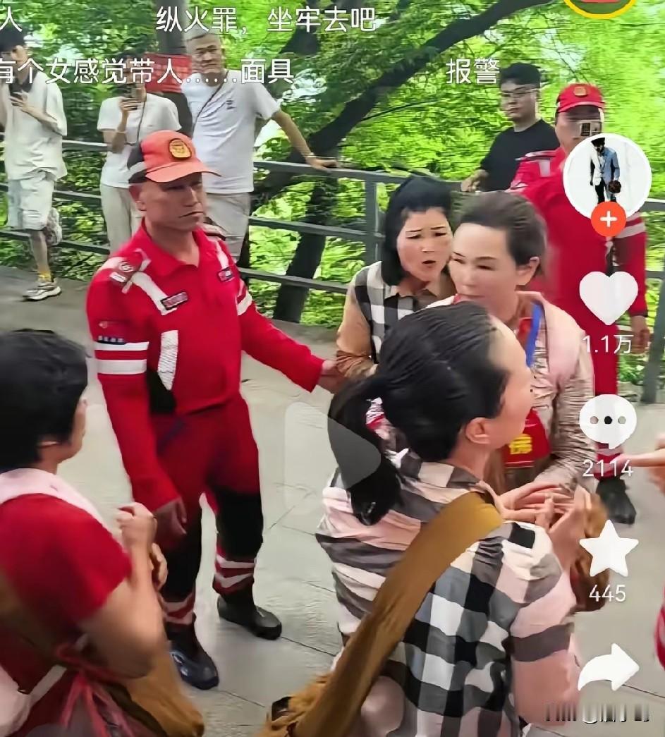 这4个大妈，被抓了，
真的大快人心，怎么劝都不听！
见过放生乌龟的，也见过放生鱼