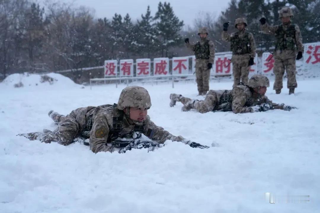 【新年伊始，人民海军雪地练兵，这是几个意思？】单位：北部战区海军某基地。地点:山