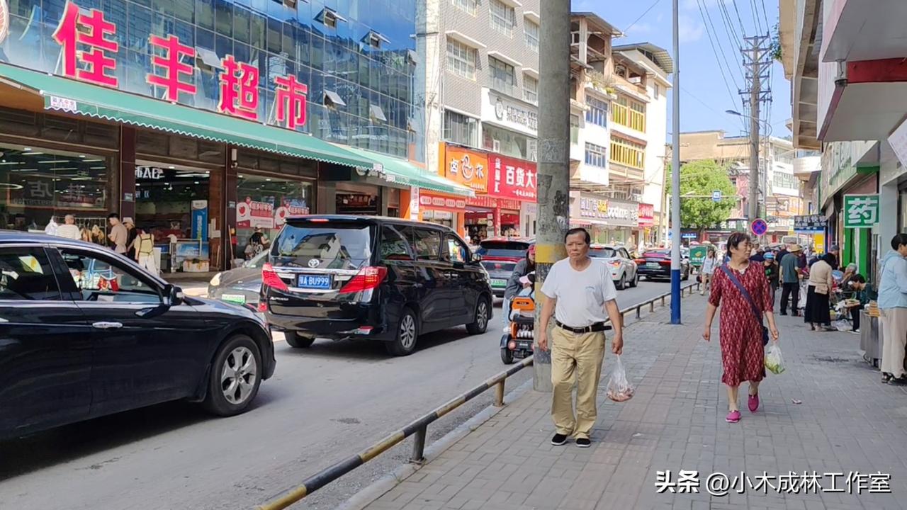 苏马荡今年遭遇“候鸟”锐减，游客较往年减少超10万人。曾经一房难求的避暑胜地渐渐