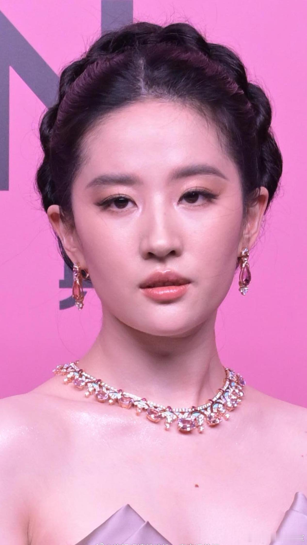 #VOGUE把秀场搬到了街头# 怼脸生图来啦……刘亦菲 周冬雨 倪妮 刘诗诗 杨