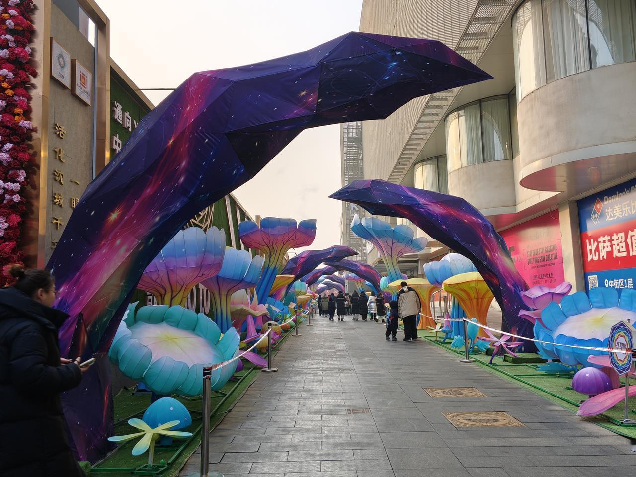 手机每天随手拍穿越紫幻星河，邂逅满目繁花。初七启新程，愿日子如这灯景般璀璨，马到