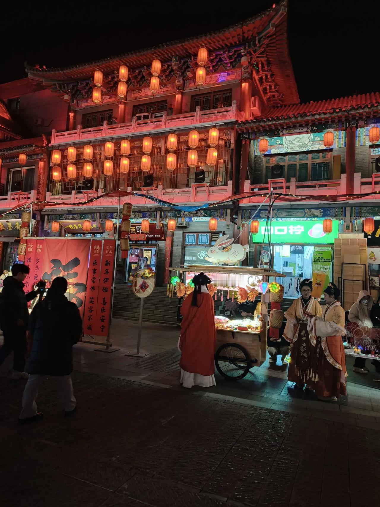 邢台清风楼宣传不错，都说晚上会更好看，那就拍几张照片吧，俊男靓女，古色古香，清风