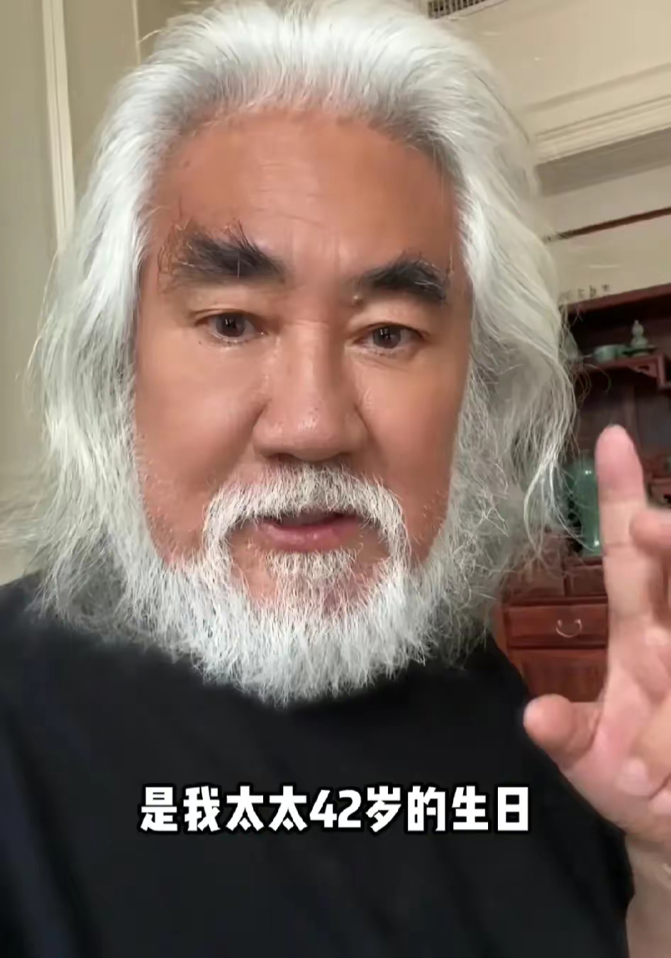 #73岁张纪中为42岁妻子庆生#张纪中曝光了为42岁孕妻庆生的全过程，他和孩子们