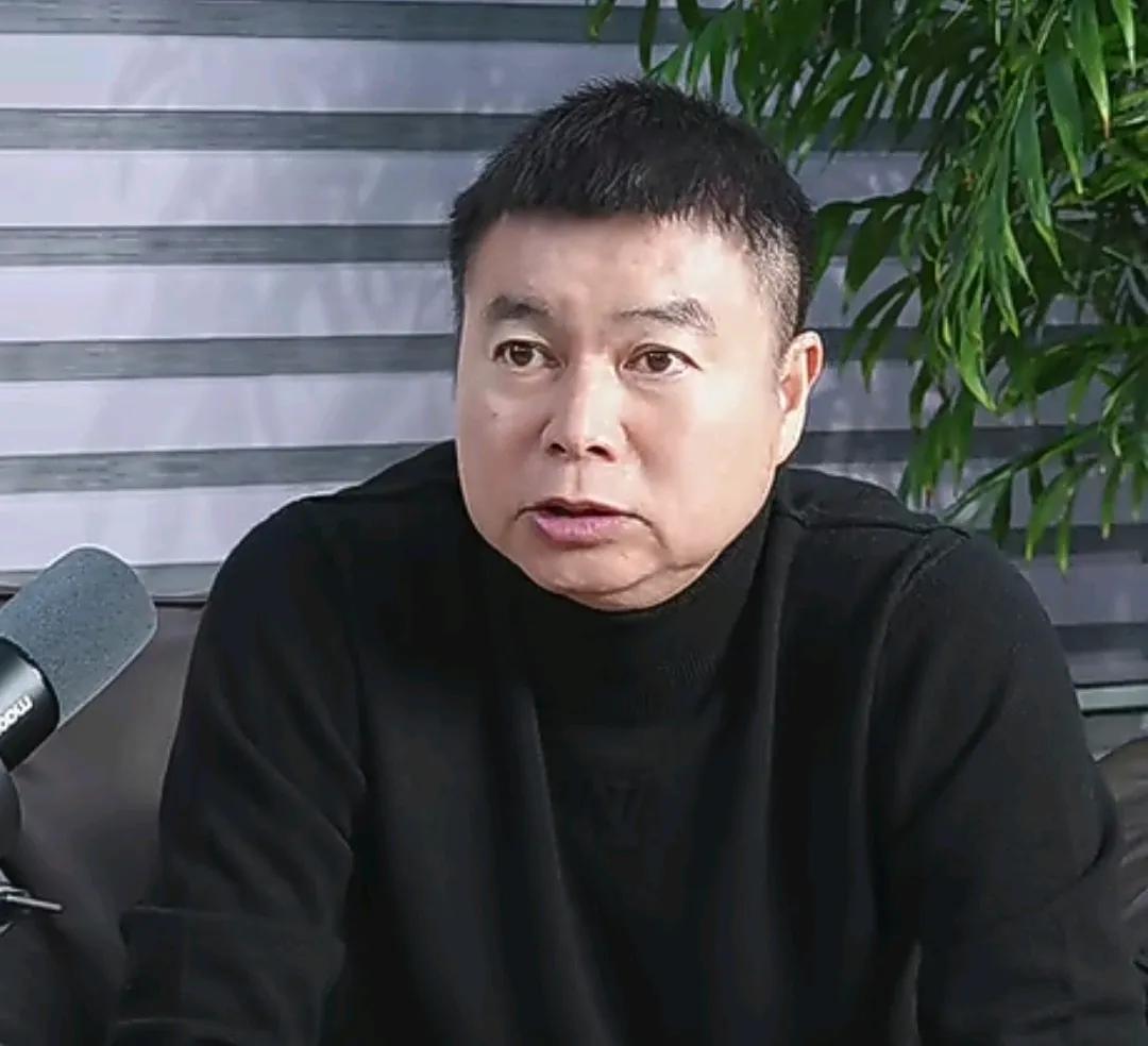 天津津门虎主帅于根伟爆了一个料。
他在直播时表示，天津津门虎这几年之所以足协杯比