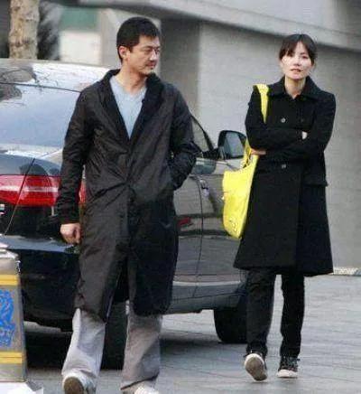 照片也是照骗，李亚鹏王菲明明身高就差不多，但图二把王菲拍得比李亚鹏矮不少。