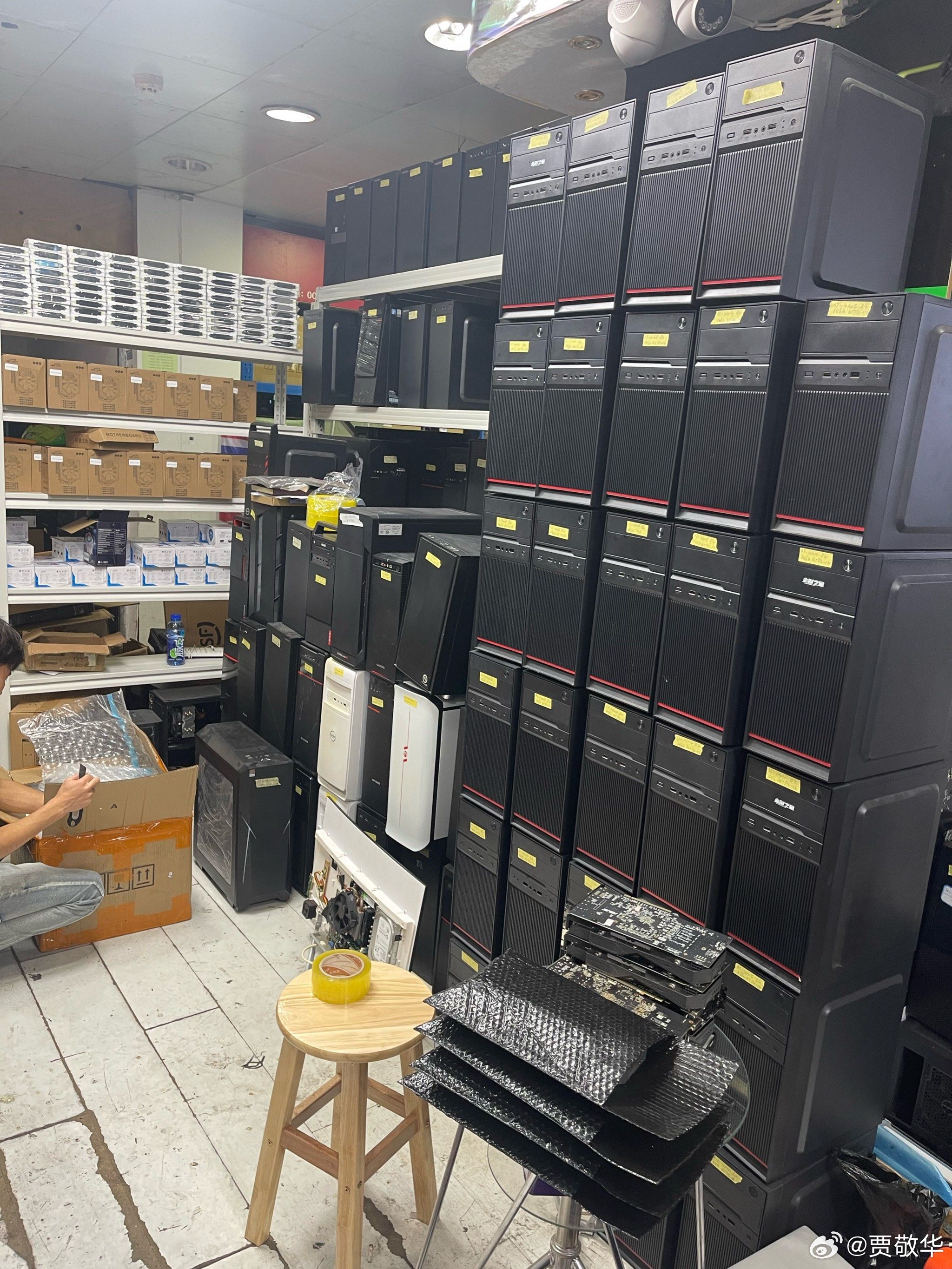 年前同学吐槽店里收了200多台旧电脑不好卖，可能会亏几万。刚才打电话喊吃饭，20