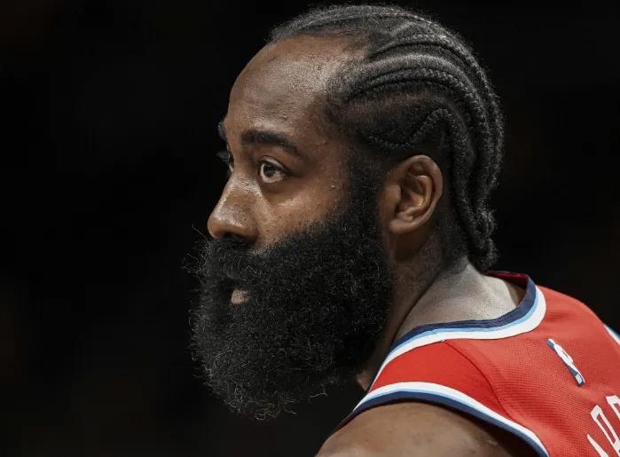 刚看到一项数据统计，这赛季的快船从未取得过第四节的逆转胜利。感觉快船输的多了，球