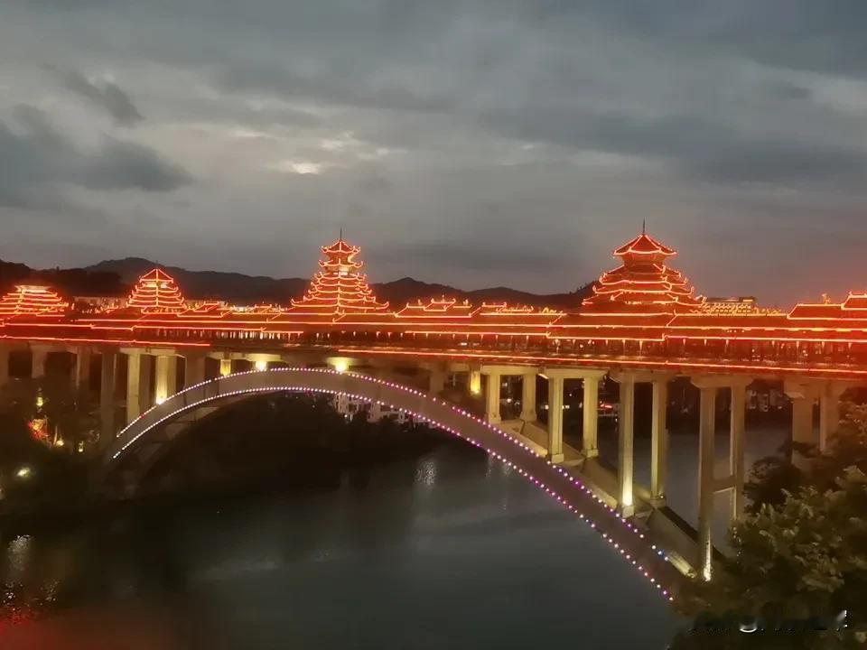 风雨桥的夜。