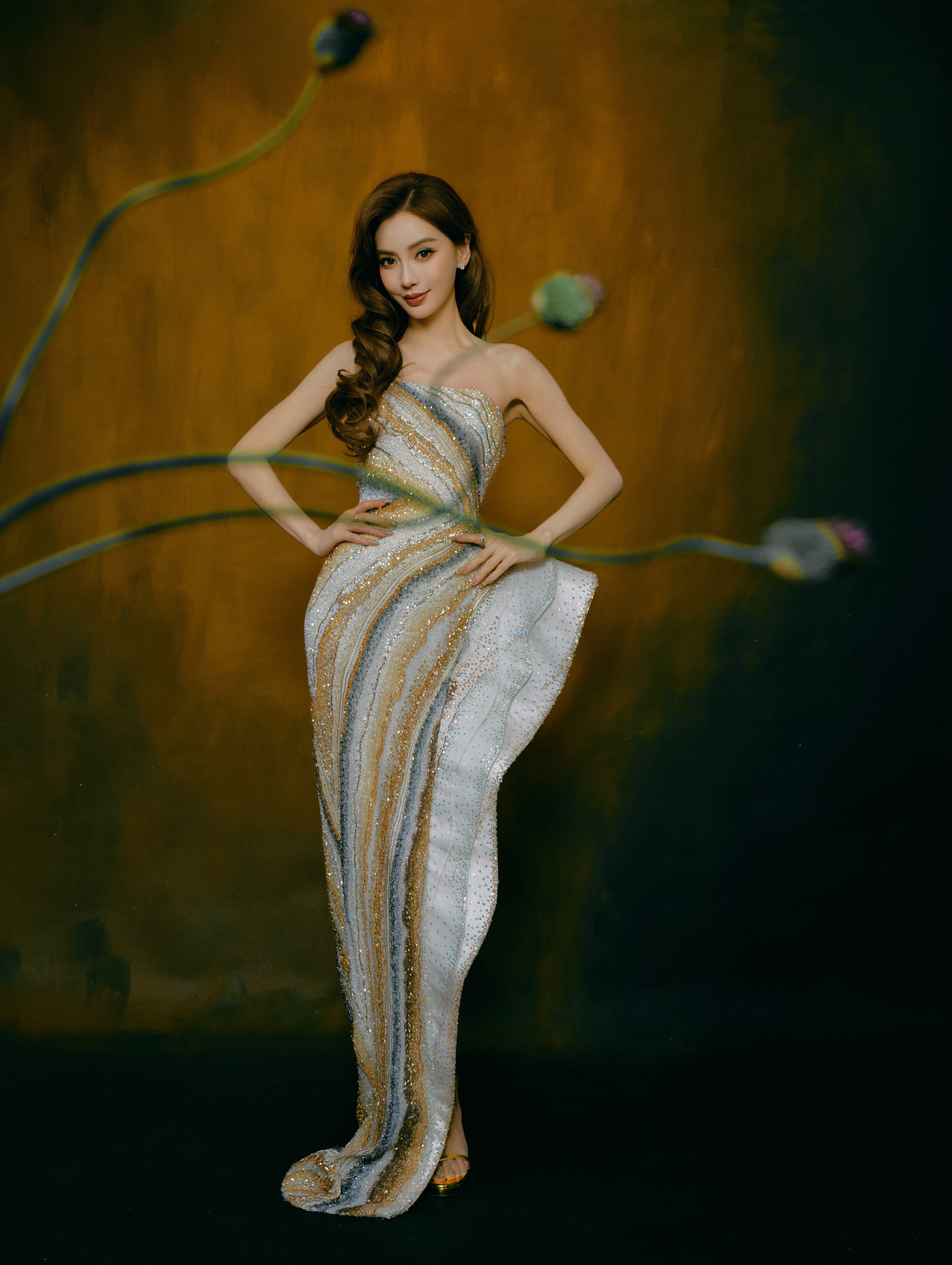 Angelababy出席代言品牌直播活动造型图集，身着Rahul Mishra 