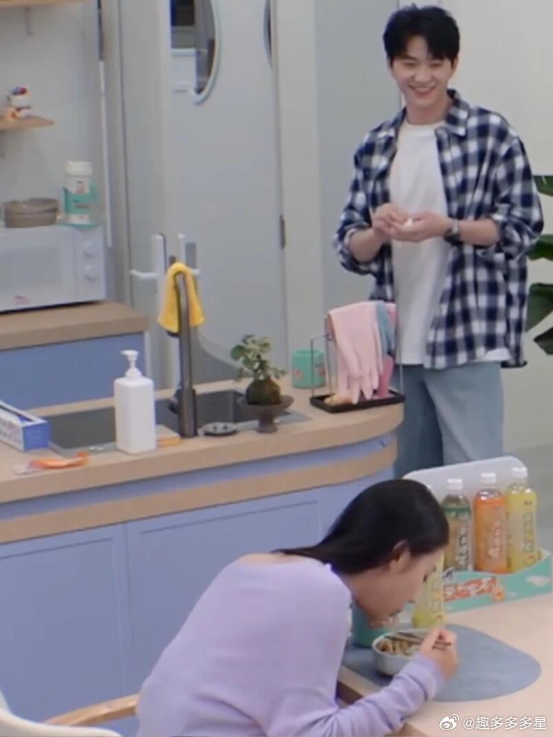 感觉乐的眼神就在看卢远啊👀这明显是多多来吃饭乐晨跟随过来了心动的信号 ​​​