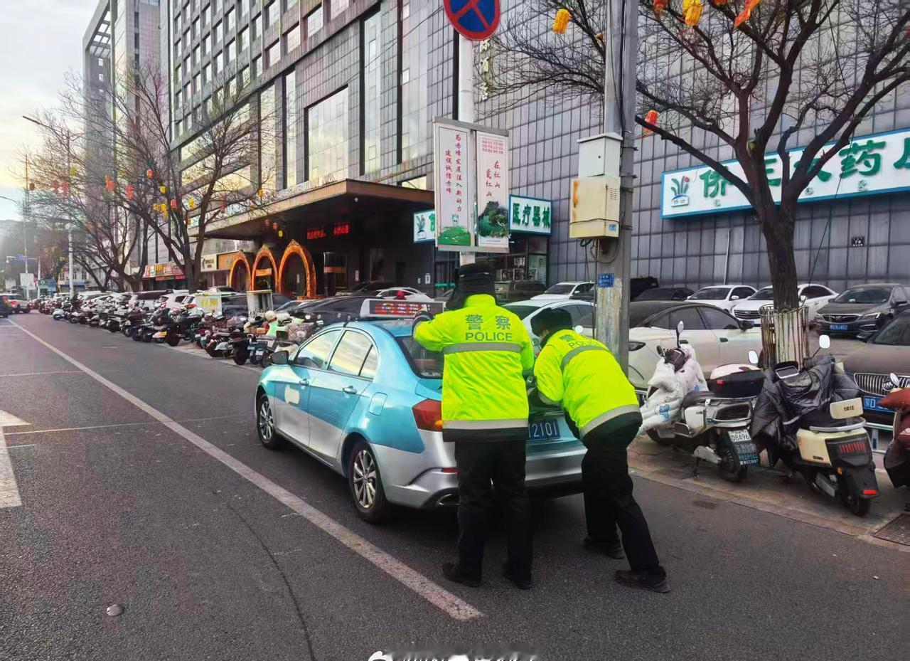 【冬日里，这个推车背影很帅！】
    1月7日下午，赤峰市交管支队一大队岗勤三