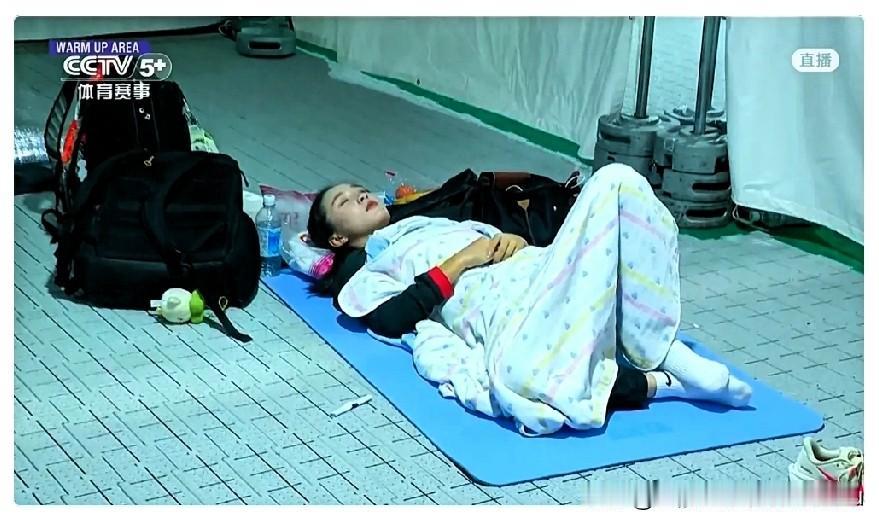 别打扰她，让她睡睡……离亚运会女子飞人大战还有2个小时，中国选手陈妤颉直接摊个垫