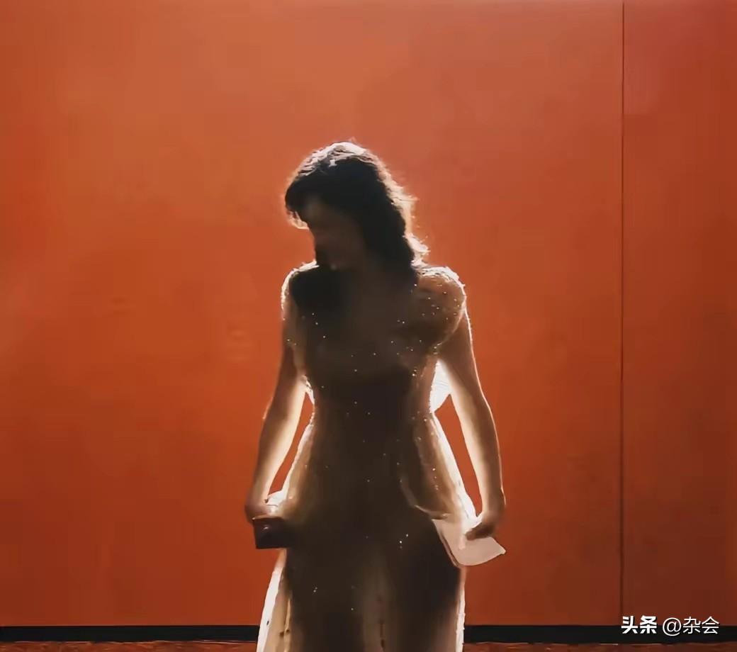 58岁的周涛演短剧，终于懂了什么叫“岁月从不败美人”。
那种成熟女性特有的“欲”