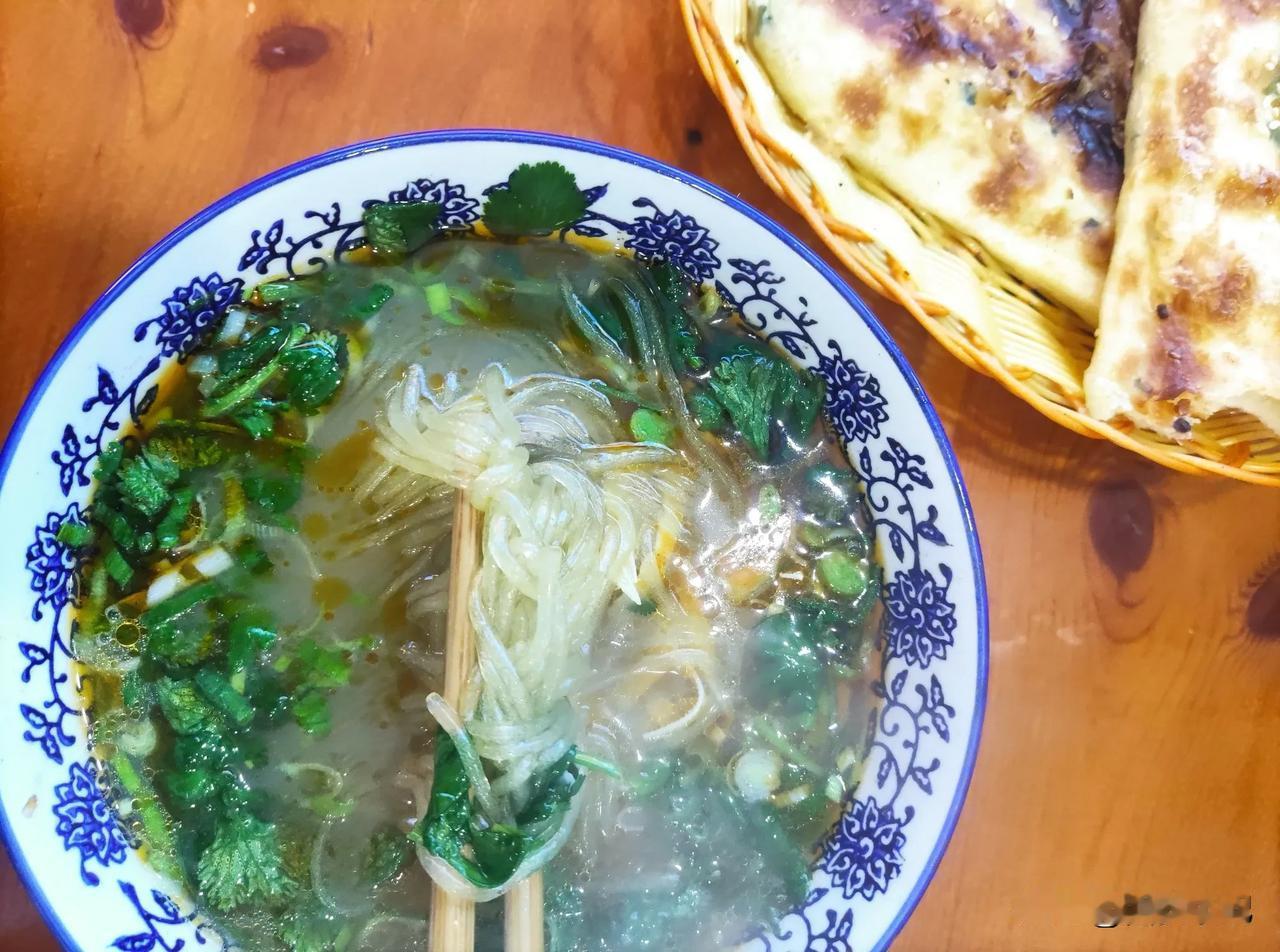 去年起，西安大街小巷涌出一批牛肉汤店，吃过两回，还挺有特色。

一碗牛肉汤卖10