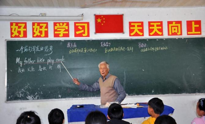 评论区那条留言我一直没忘。有个家长说："我家没钱没背景，孩子英语学再好又能怎样，