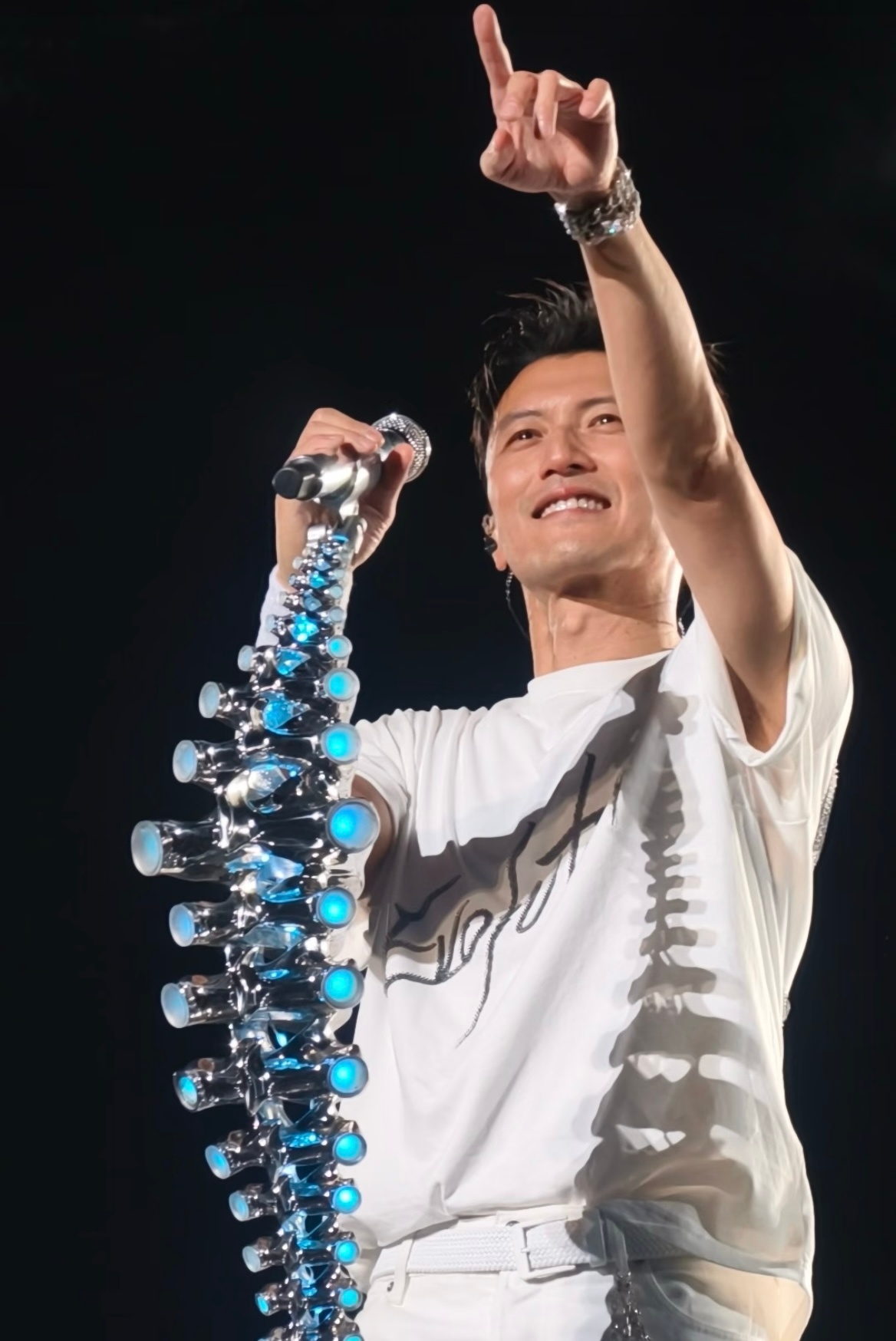 谢霆锋误会粉丝被欺负给专属签名谢霆锋以为粉丝被欺负给专属签名 我靠…可惜最后杯子