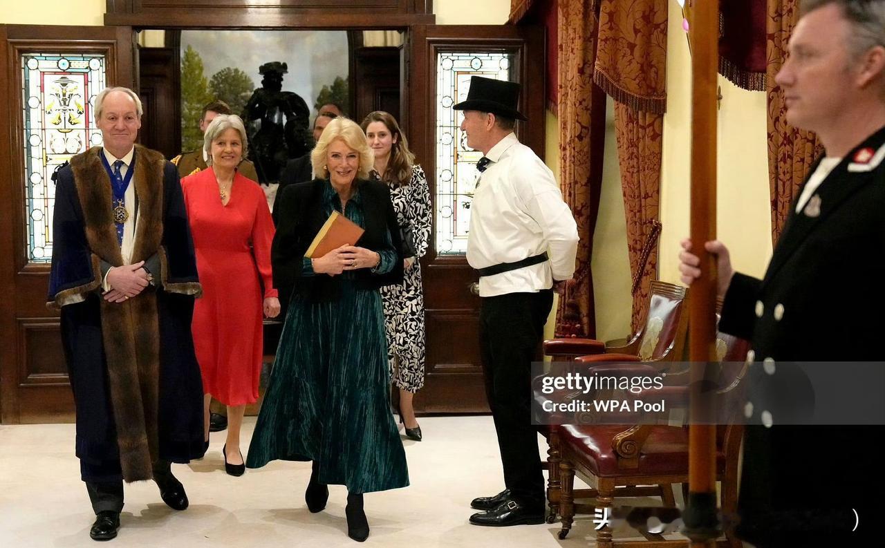 卡米拉王后出席酒商公司举办的招待会！皮肤比之前好太多了，看着也舒服多了！