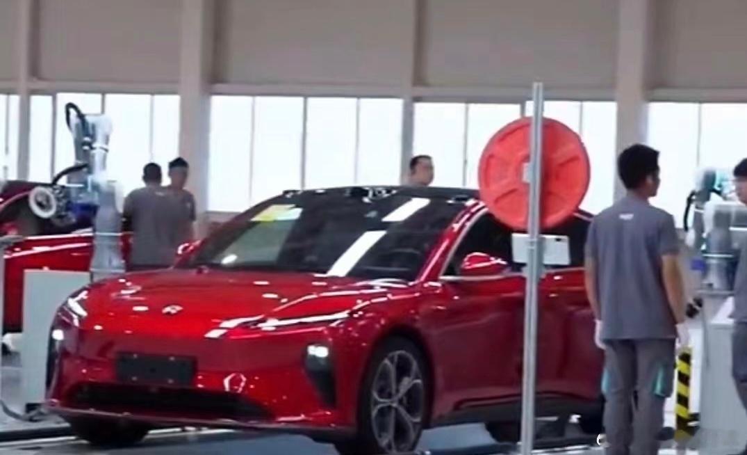 眼尖的朋友在直播中，已经发现了新配色。这个红色很正。#蔚来# ​​​