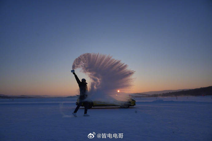 雷军解锁泼水成冰  果然顶流，雷总这也上热搜了，听说是在黑河，不知道是不是在给小