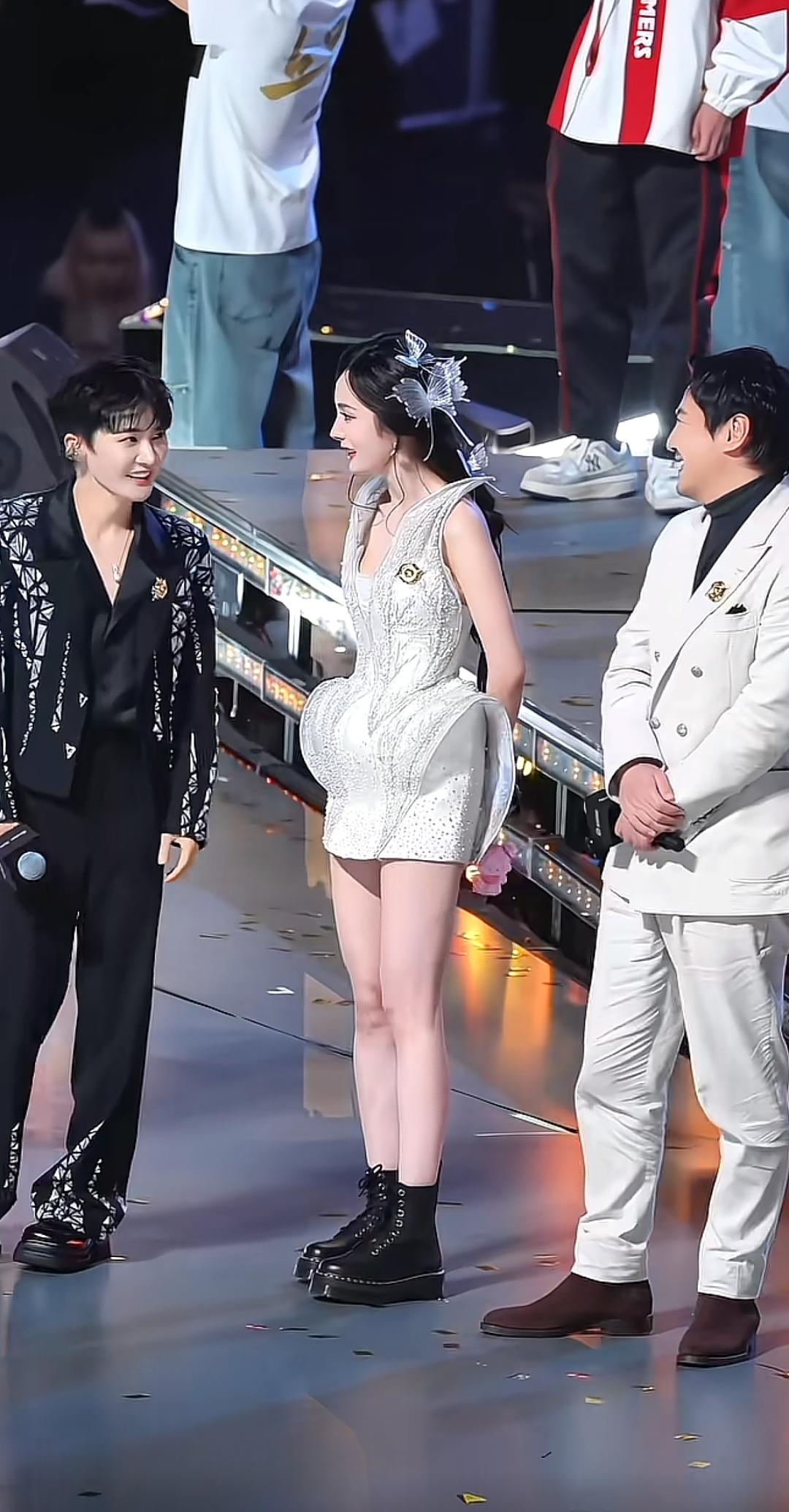 大幂幂的身材还是这么权威。从2011年的《宫锁心玉》开始，14年来一直是顶流，除