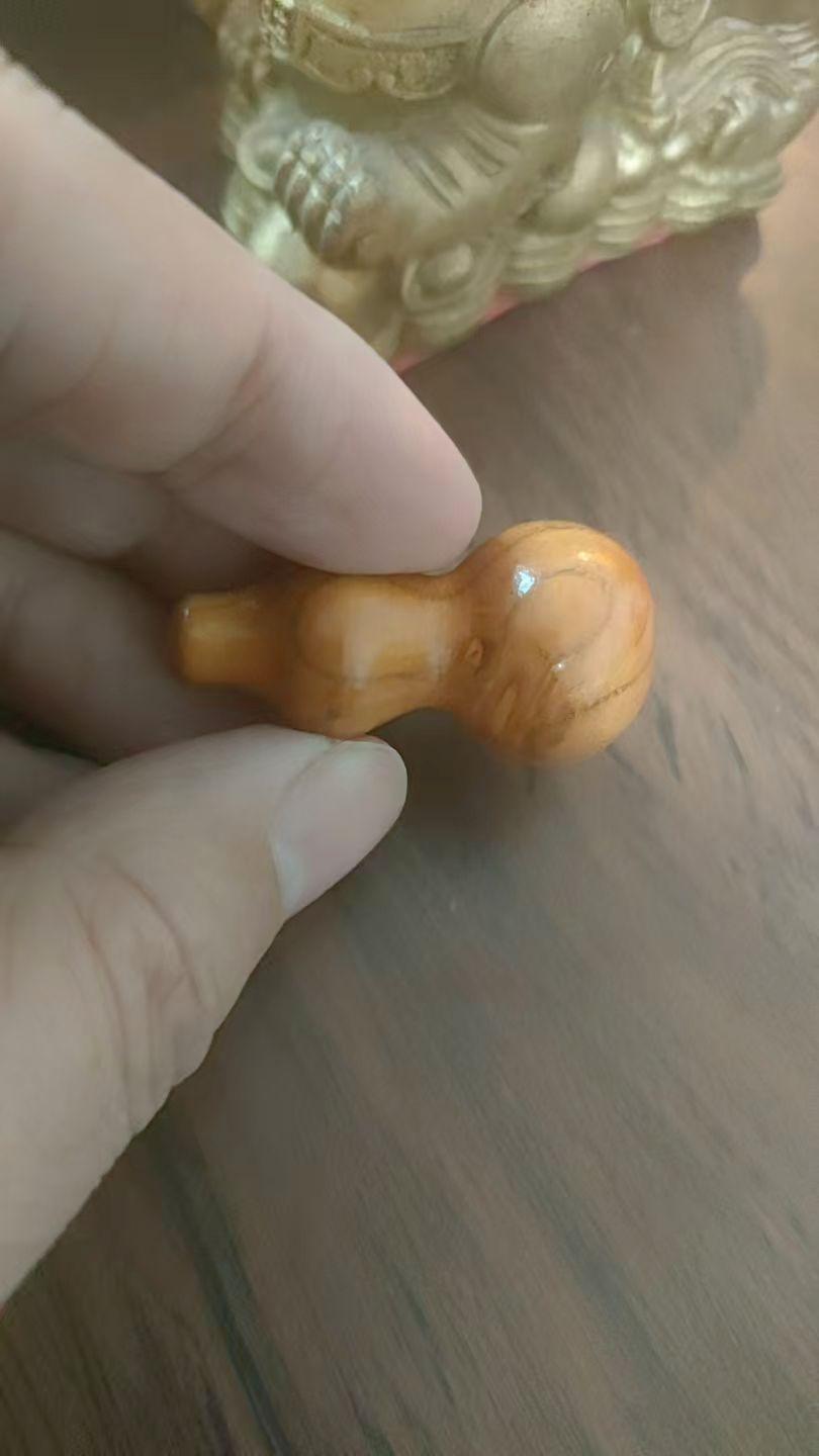 两天纯手工打造了三个小的葫芦，这桃木的灰覆盖了满桌子，很可爱的小玩意儿！纯手工打