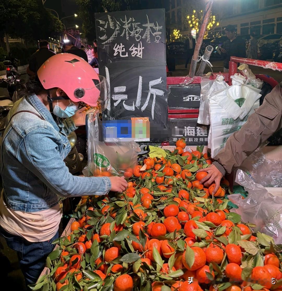 注意看，图一是你看到的沙糖橘，是不是很诱人，很新鲜，像极了一品红？等你买了之后，