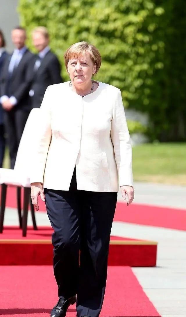 默克尔还是总理的时候有过一次访华，当时的新闻是默克尔在途经武汉长江大桥时突然要求