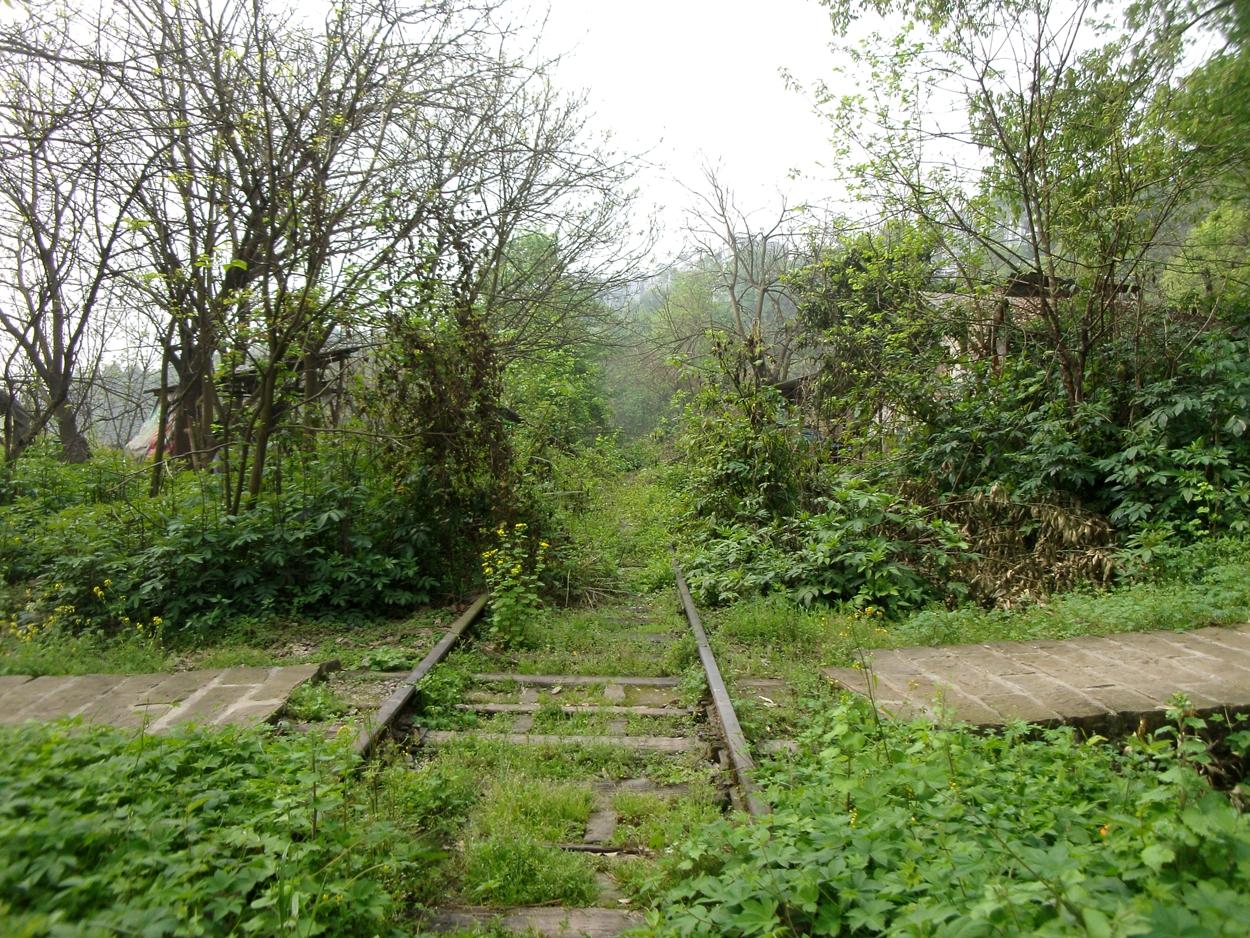 十年前在石板场拍到的早已废弃多年的铜罐驿到西永便线铁路，上方跨过的桥是本世纪10