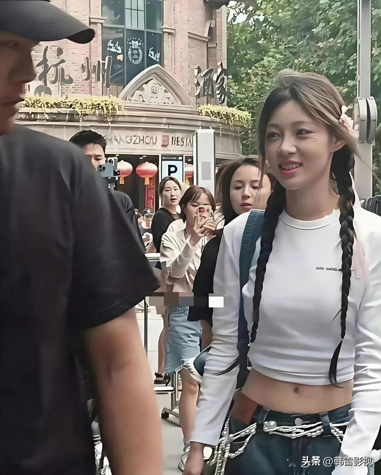 原来她就是大名鼎鼎的痞幼
是我孤陋寡闻了，真的很好看
流口水……痞幼旧照