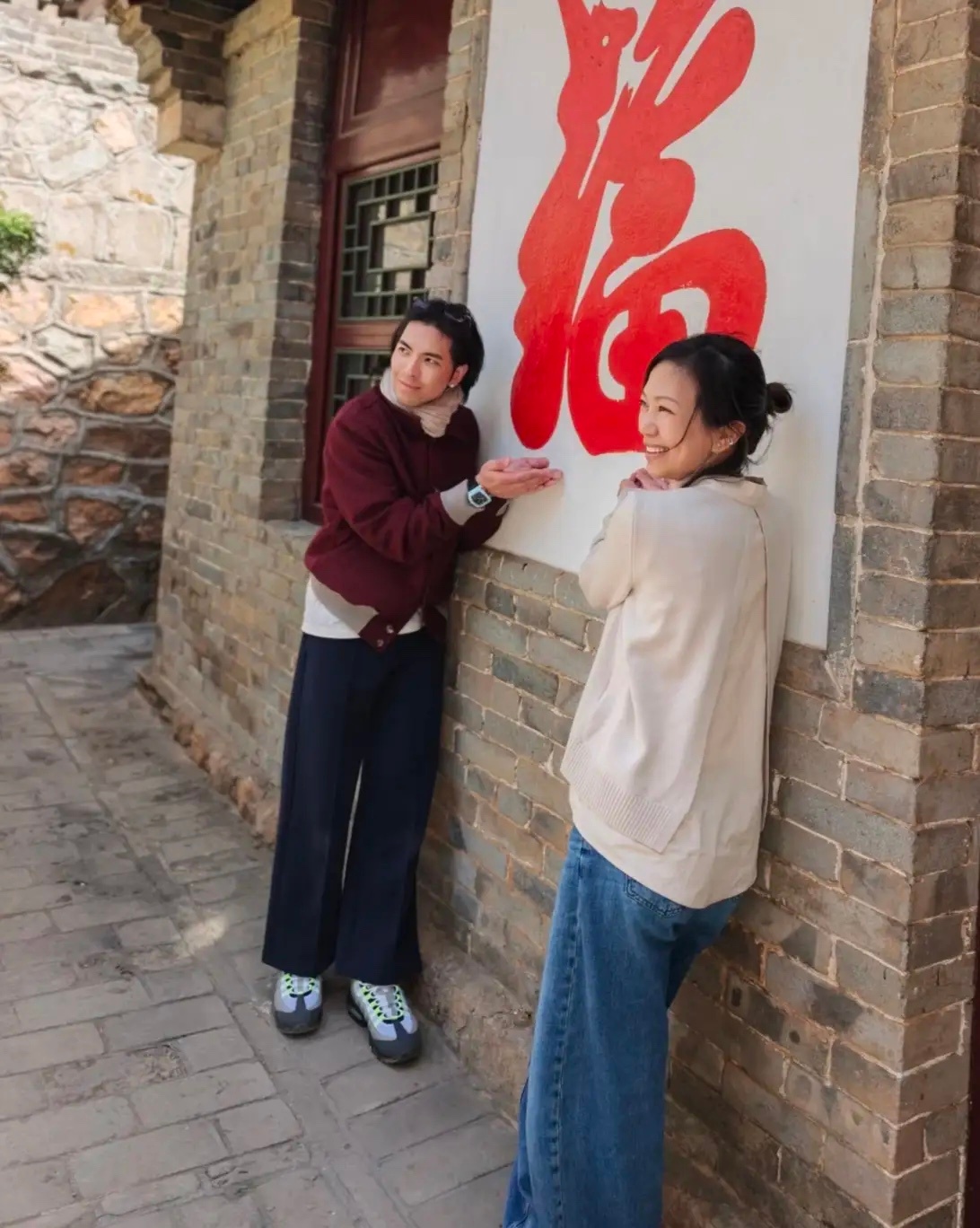 萧敬腾和老婆林有慧现身辽宁大孤山祈福，夫妻俩全程都好甜蜜，牵着手走路，互相看对方